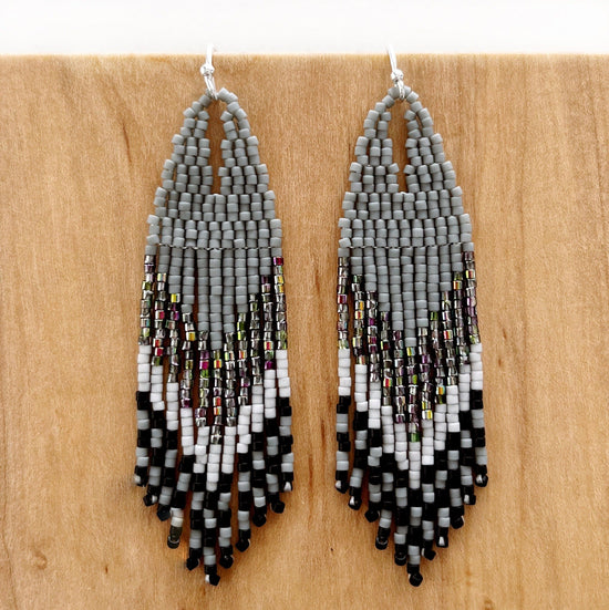 Load image into Gallery viewer, Lillie Nell Híshi Earrings in Pigeon
